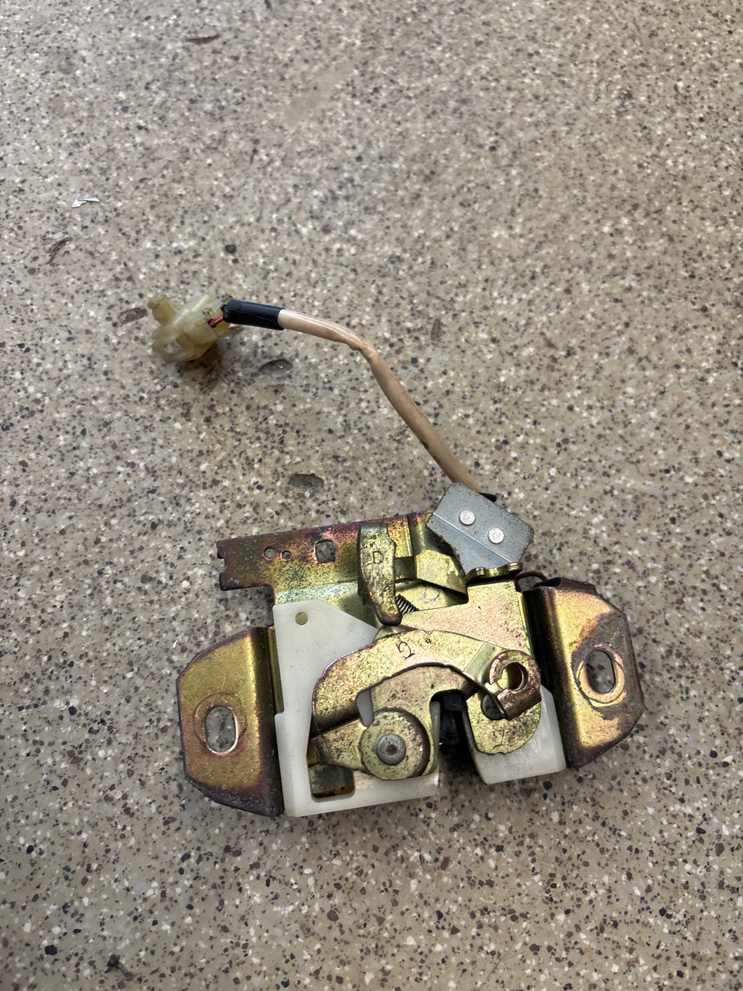 2g trunk latch assembly