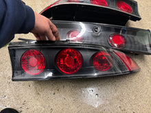 Load image into Gallery viewer, 2g 95-99 rear taillights and center piece G2 black assembly.
