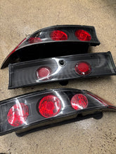 Load image into Gallery viewer, 2g 95-99 rear taillights and center piece G2 black assembly.